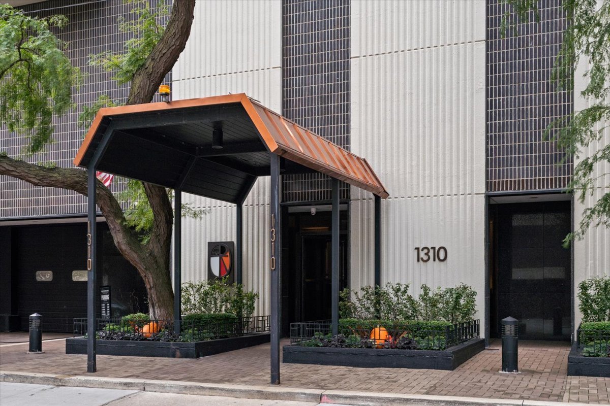 1310 N Ritchie Court Unit: 3A