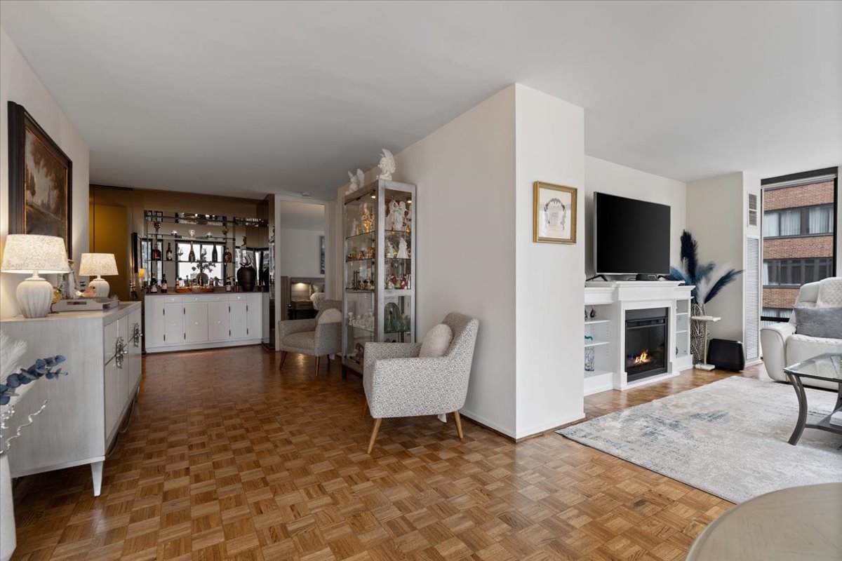 200 E DELAWARE Place Unit: 13C