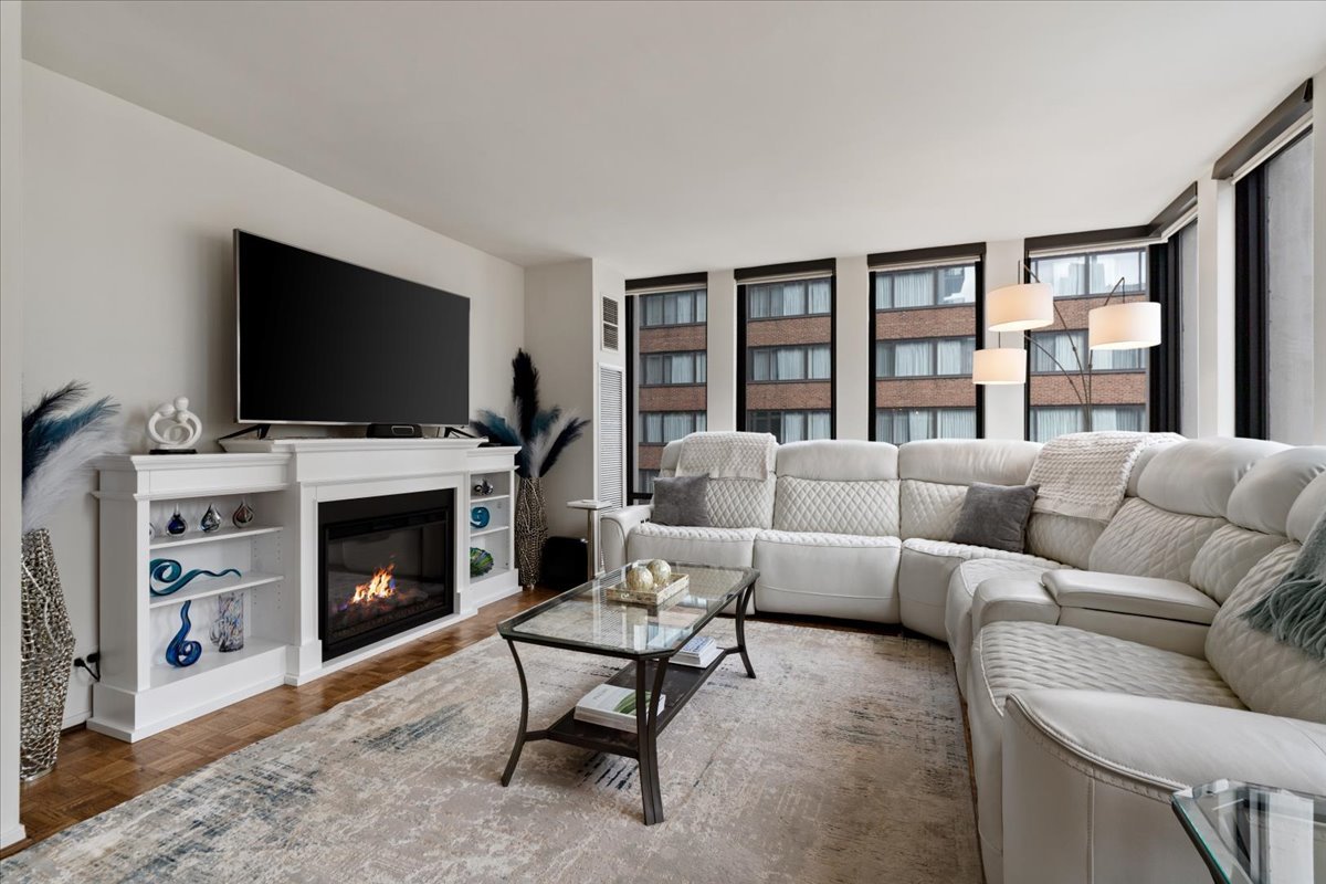 200 E DELAWARE Place Unit: 13C