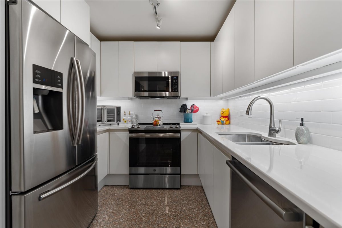 200 E DELAWARE Place Unit: 13C