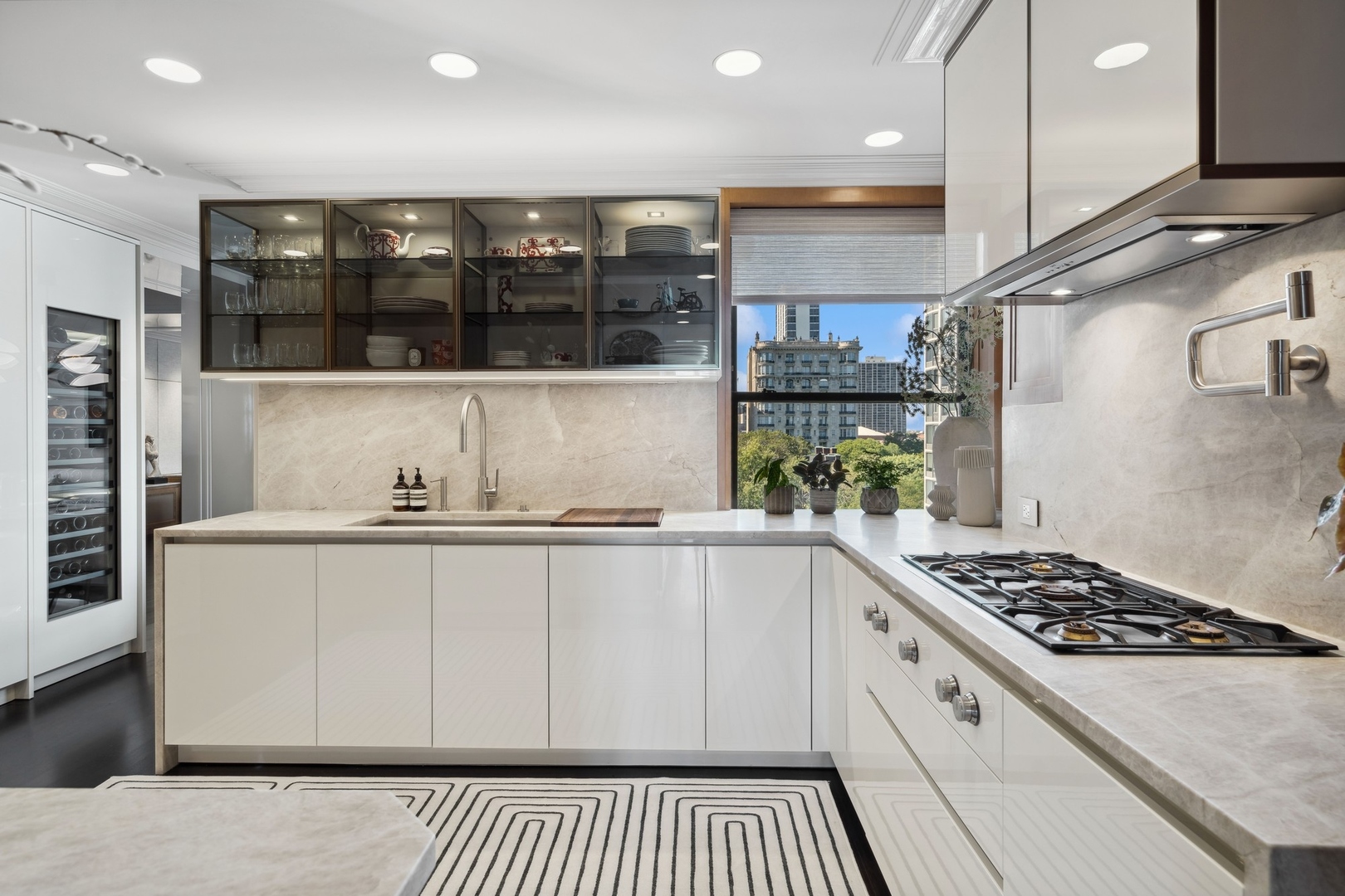 1540 N Lake Shore Drive Unit: 8N