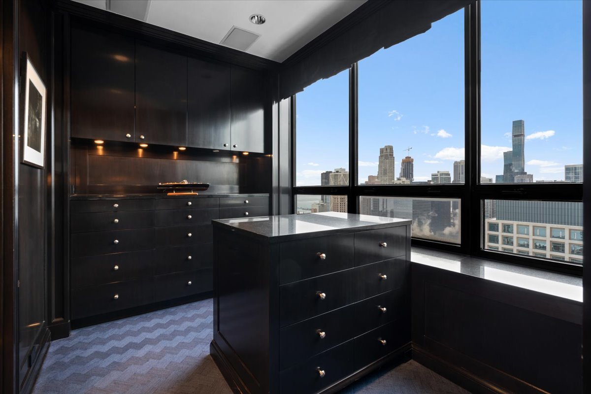 180 E Pearson Street Unit: 3304