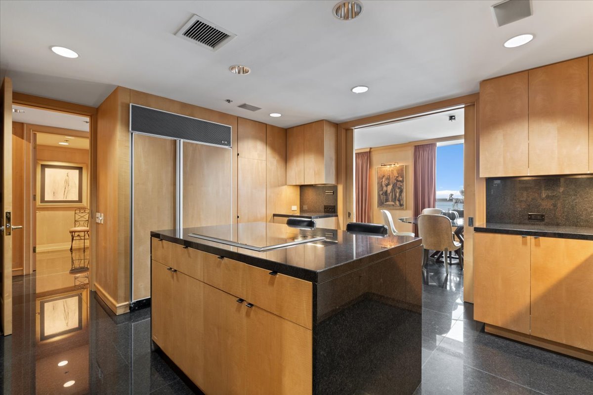 180 E Pearson Street Unit: 3304