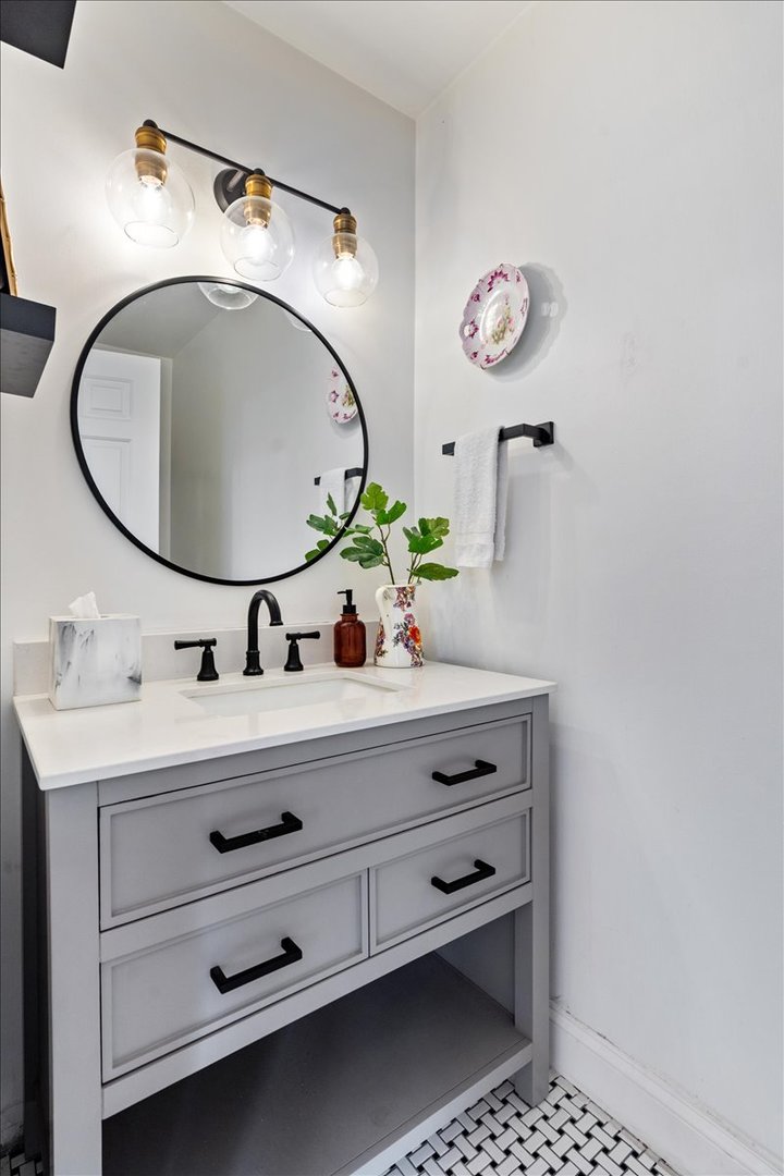 2121 W DIVISION Street Unit: 1