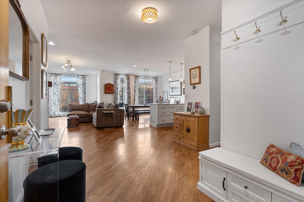 2121 W DIVISION Street Unit: 1