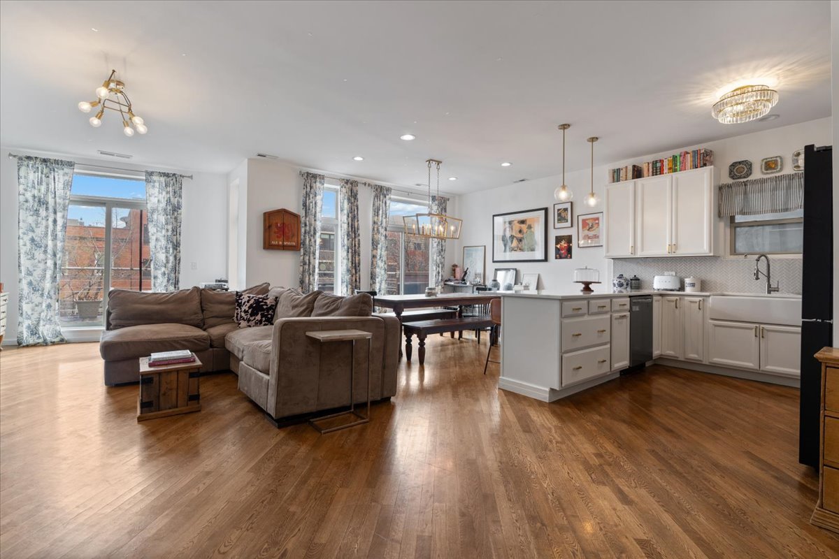 2121 W DIVISION Street Unit: 1