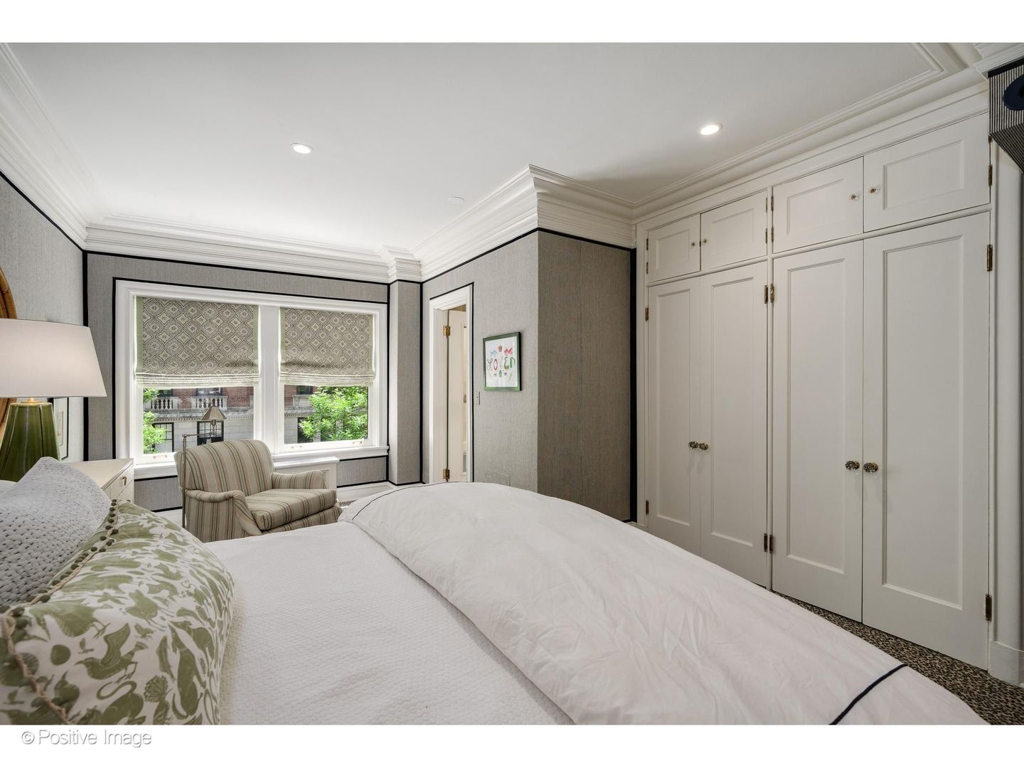 230 E Delaware Place Unit: 4W