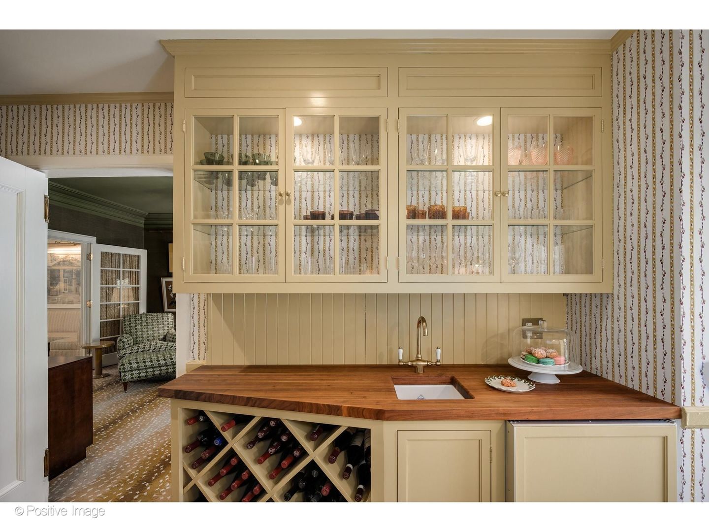 230 E Delaware Place Unit: 4W