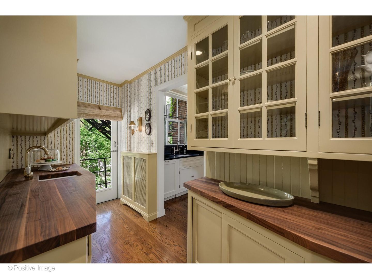 230 E Delaware Place Unit: 4W