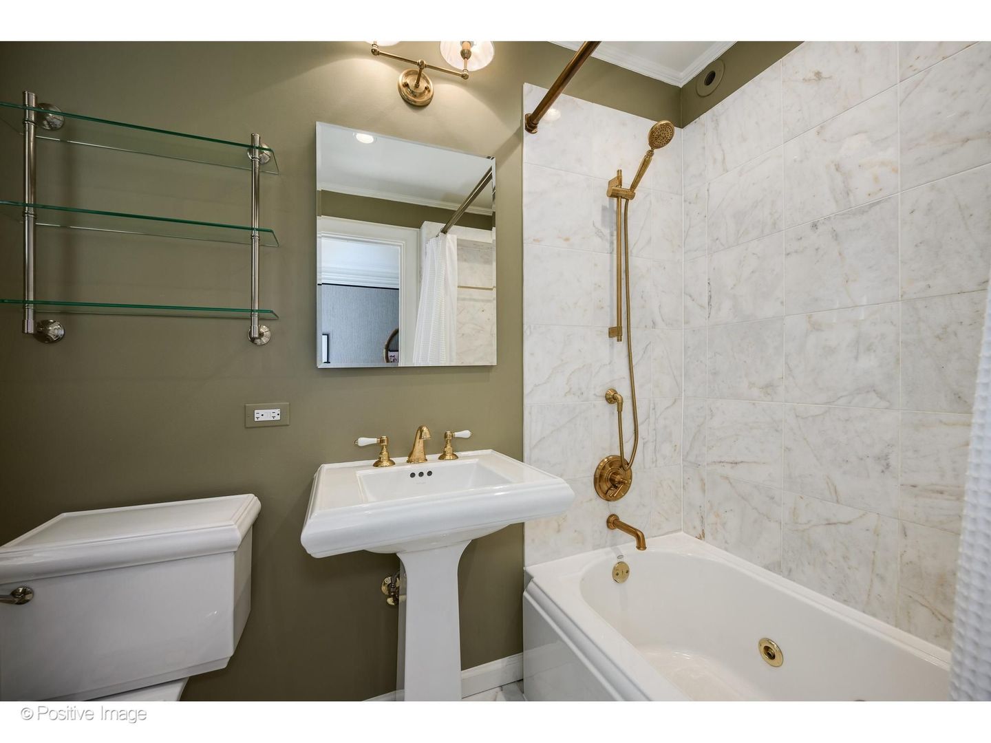 230 E Delaware Place Unit: 4W