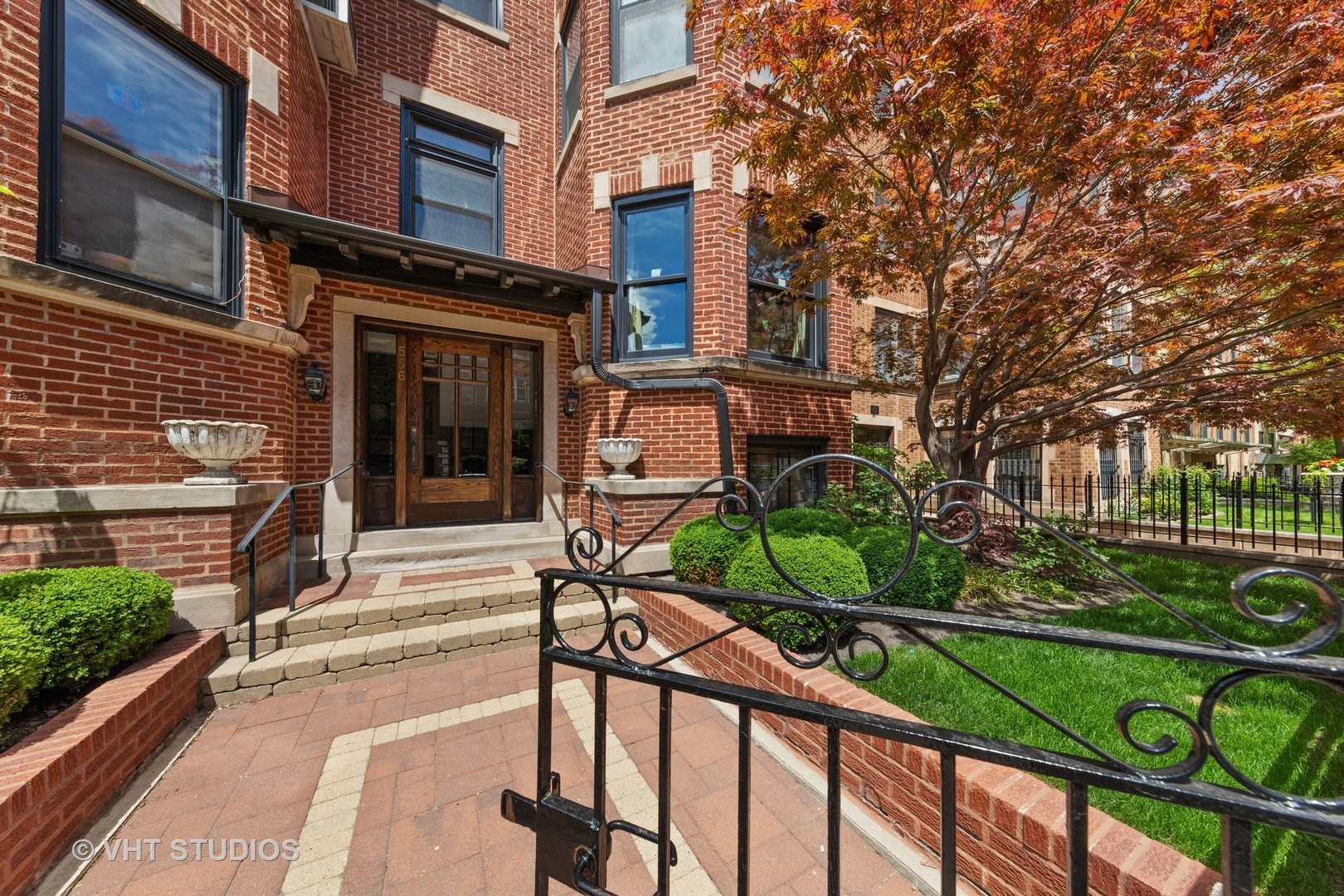 556 W Roscoe Street Unit: 3