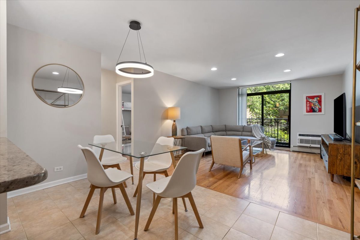 3900 N Pine Grove Avenue Unit: 209