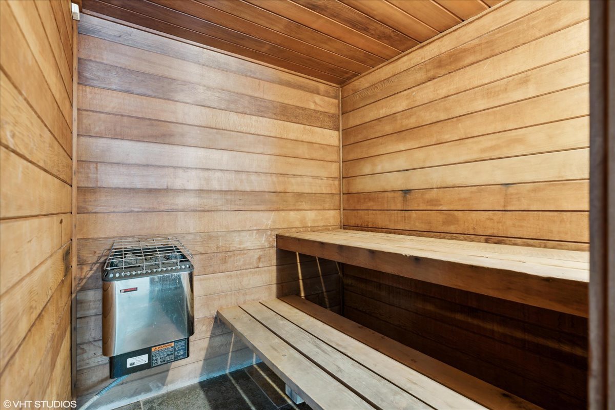 3900 N Pine Grove Avenue Unit: 209