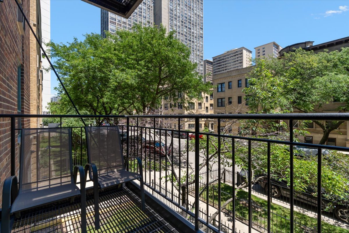 3900 N Pine Grove Avenue Unit: 209