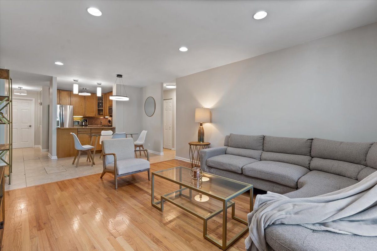 3900 N Pine Grove Avenue Unit: 209