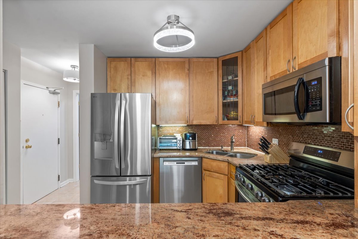 3900 N Pine Grove Avenue Unit: 209