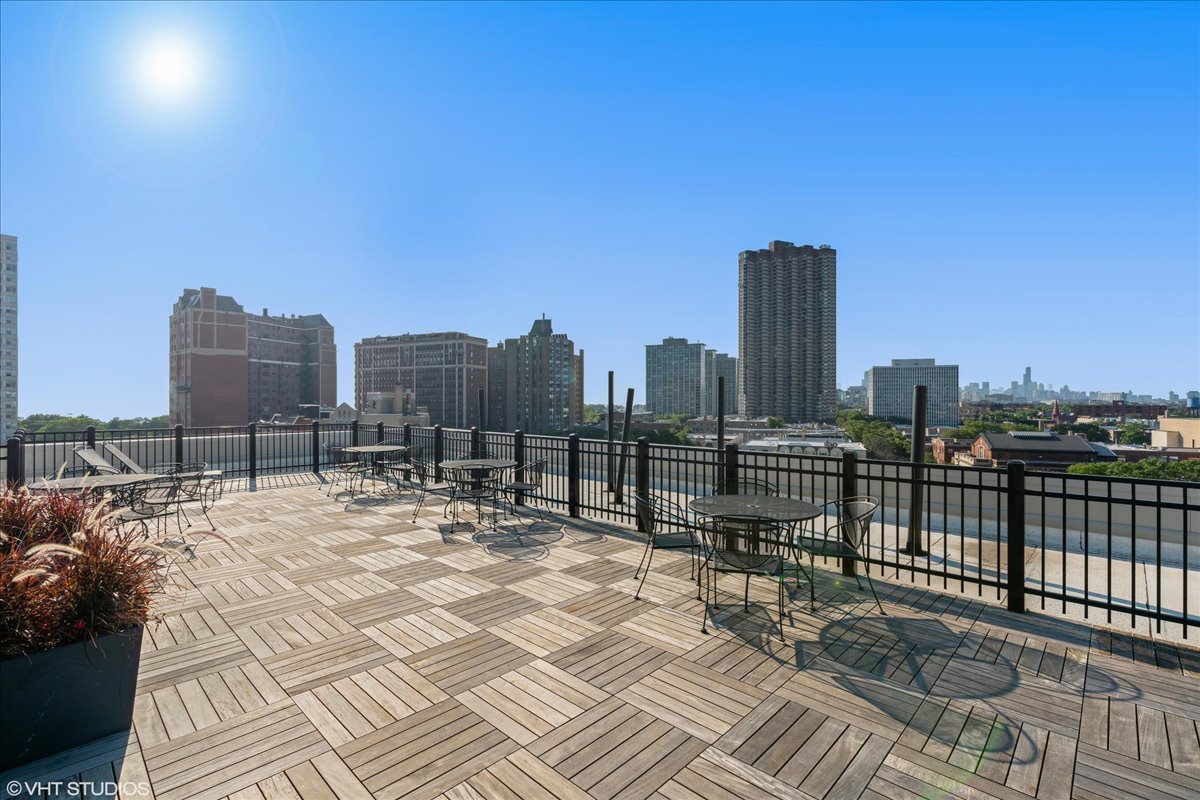 3900 N Pine Grove Avenue Unit: 209