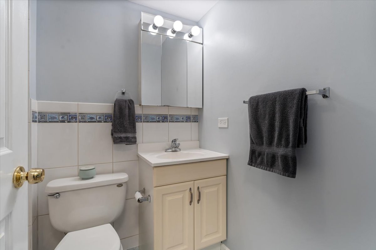 3900 N Pine Grove Avenue Unit: 209