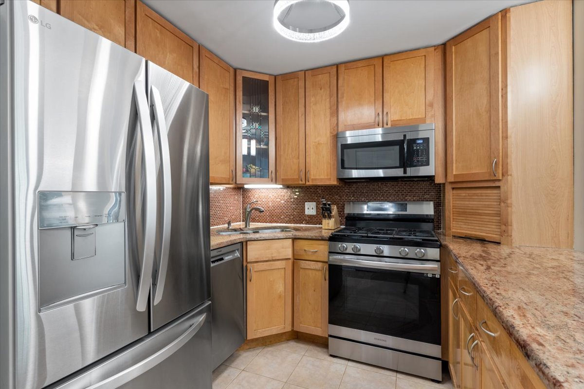 3900 N Pine Grove Avenue Unit: 209