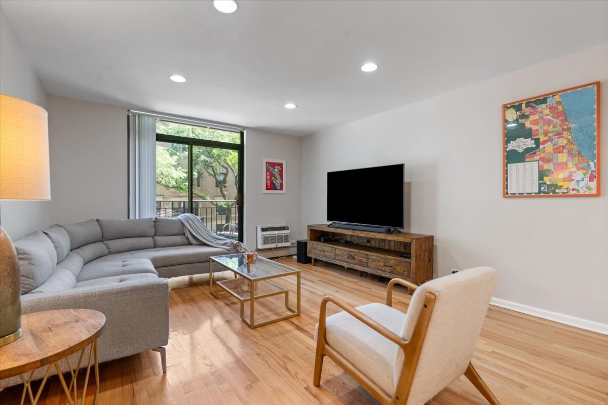 3900 N Pine Grove Avenue Unit: 209