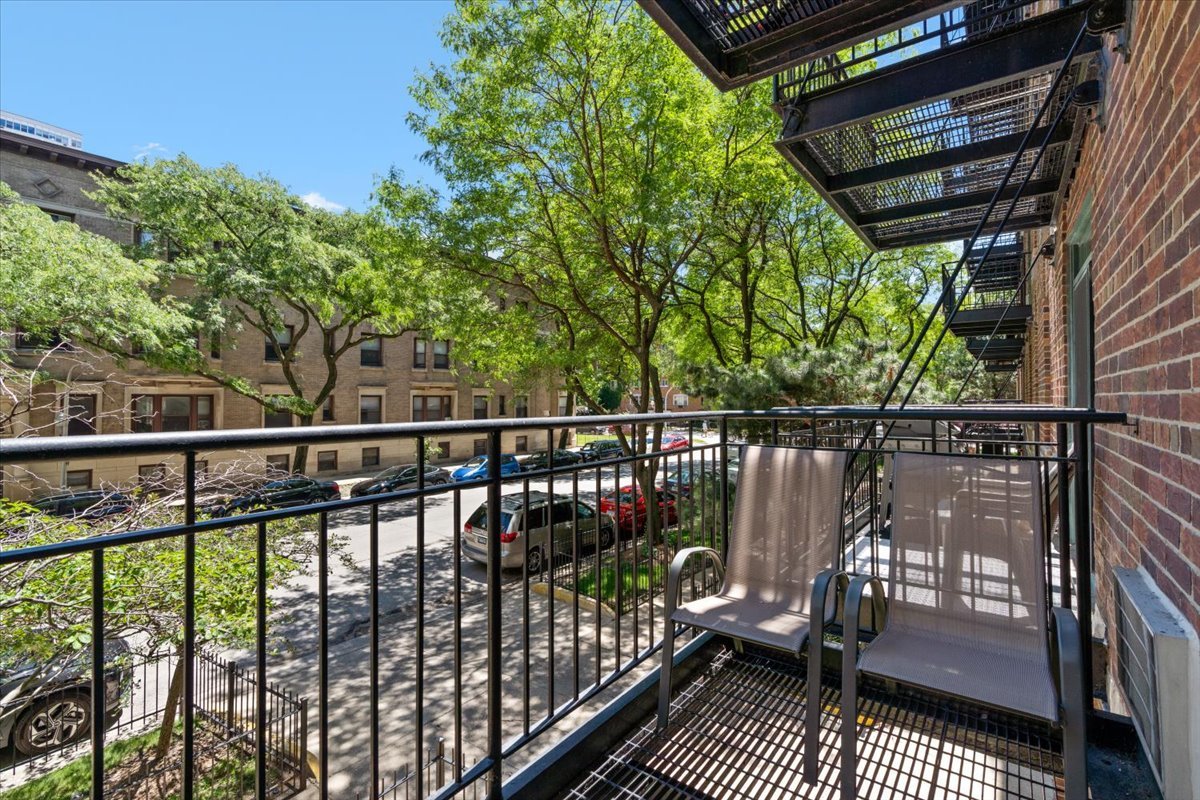 3900 N Pine Grove Avenue Unit: 209