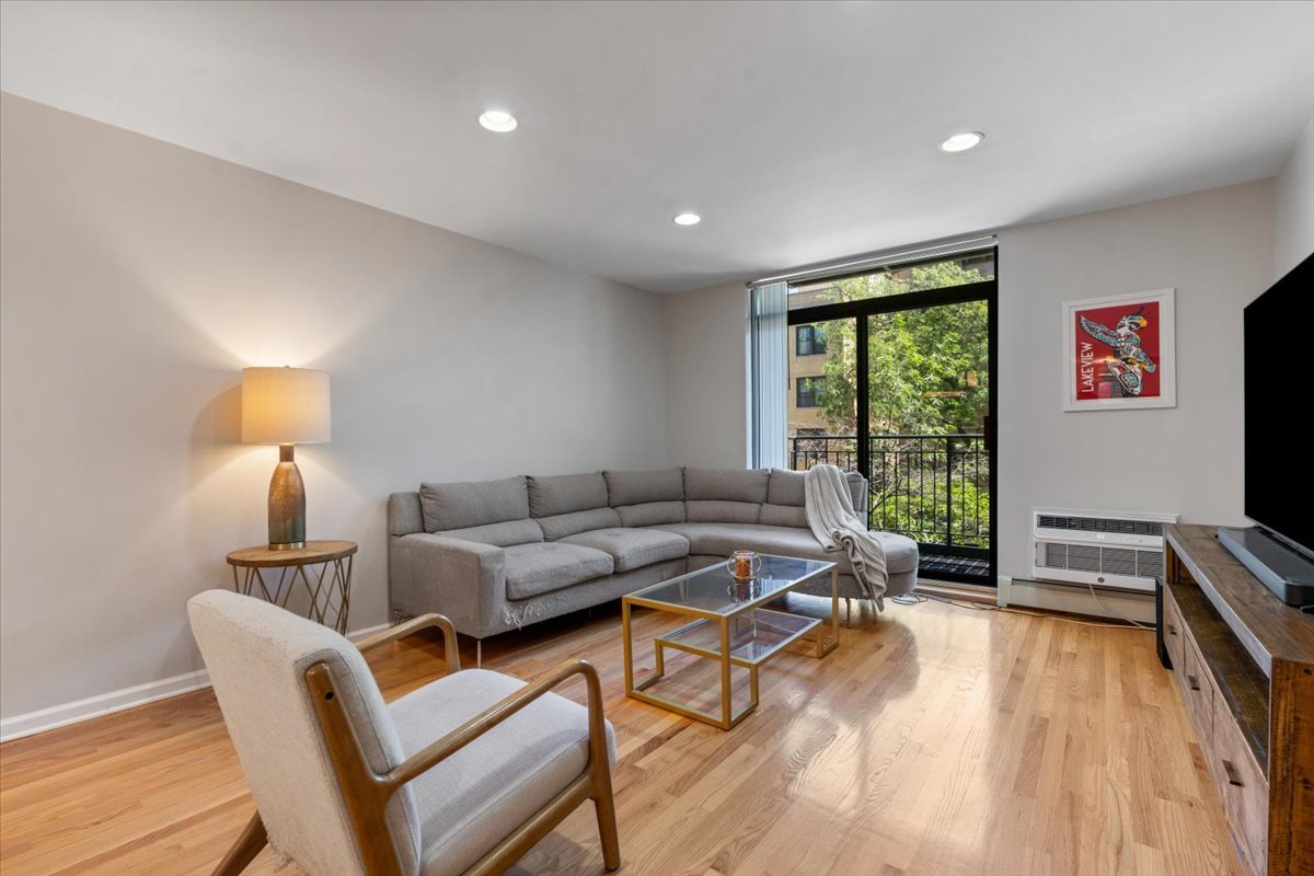 3900 N Pine Grove Avenue Unit: 209