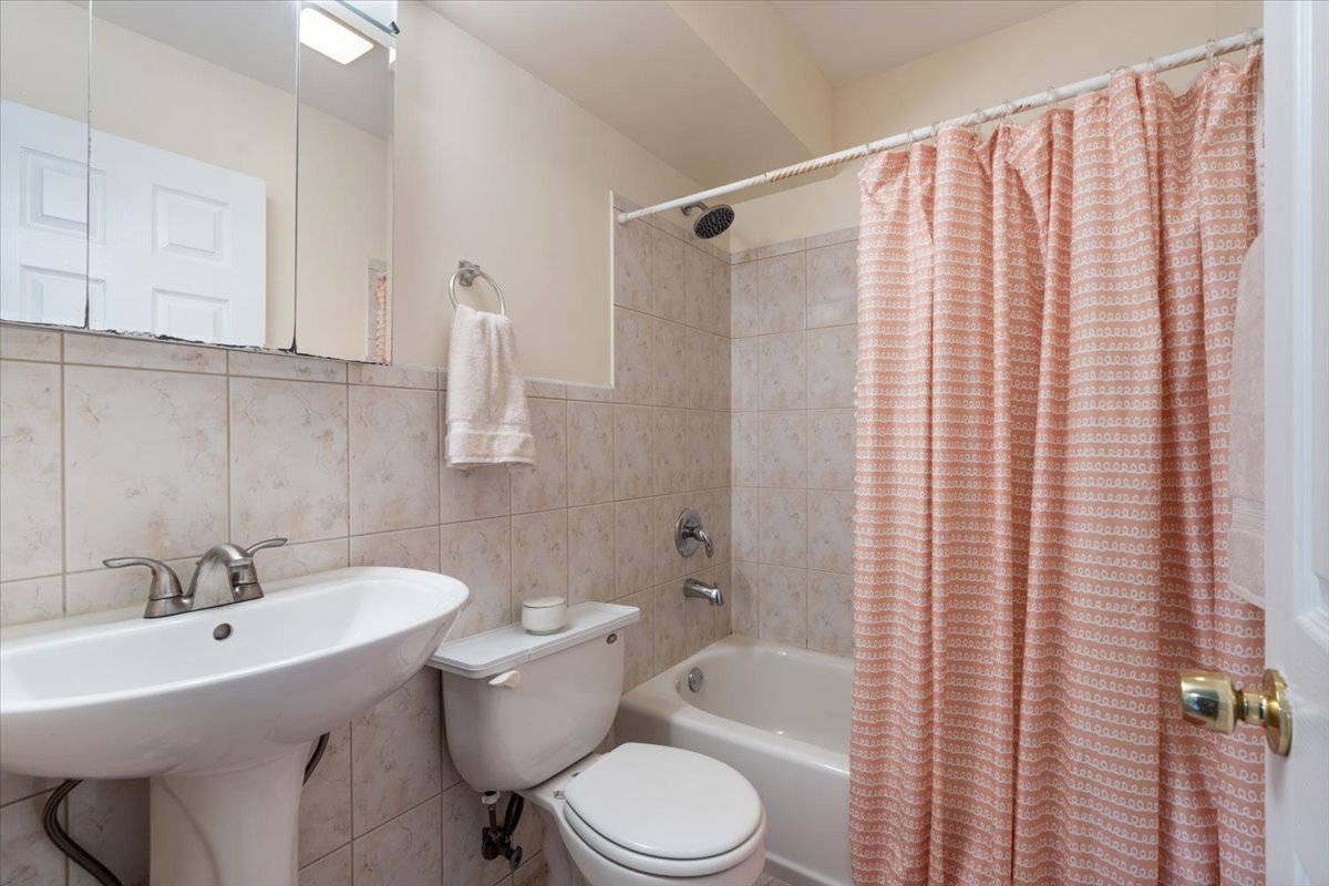 3900 N Pine Grove Avenue Unit: 209