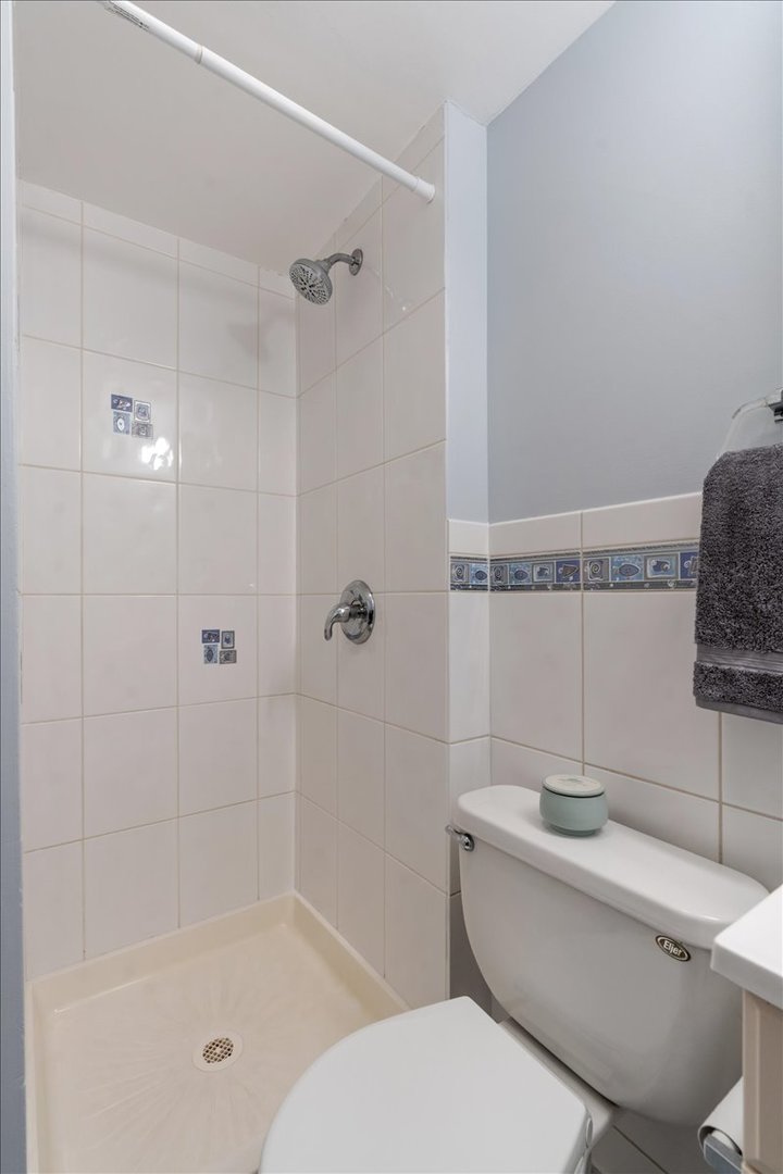 3900 N Pine Grove Avenue Unit: 209