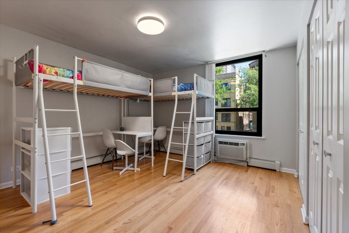3900 N Pine Grove Avenue Unit: 209