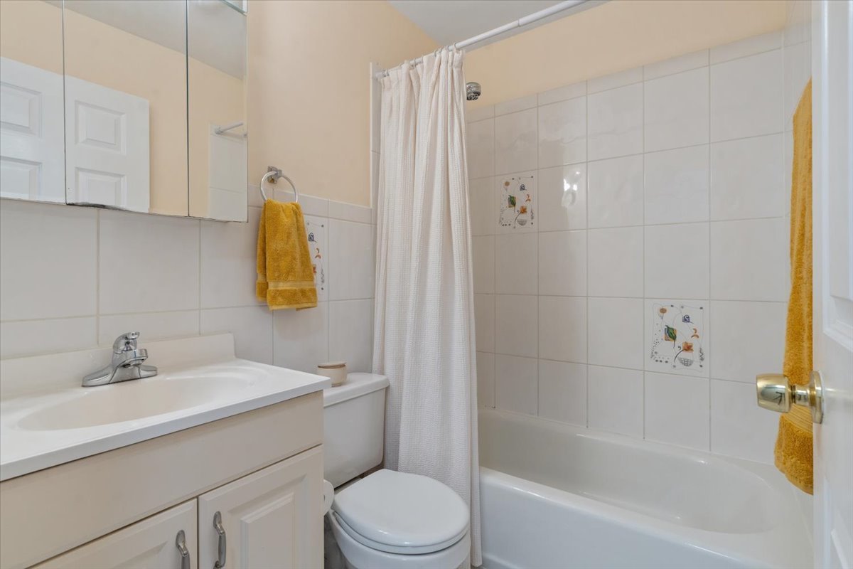 3900 N Pine Grove Avenue Unit: 209