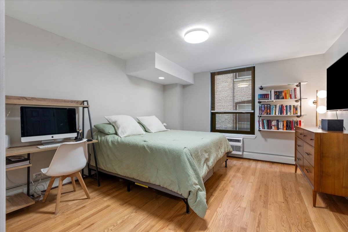 3900 N Pine Grove Avenue Unit: 209
