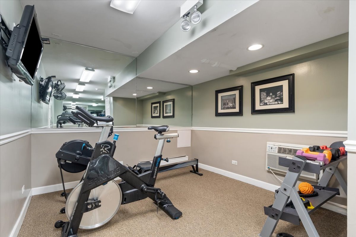 3900 N Pine Grove Avenue Unit: 209