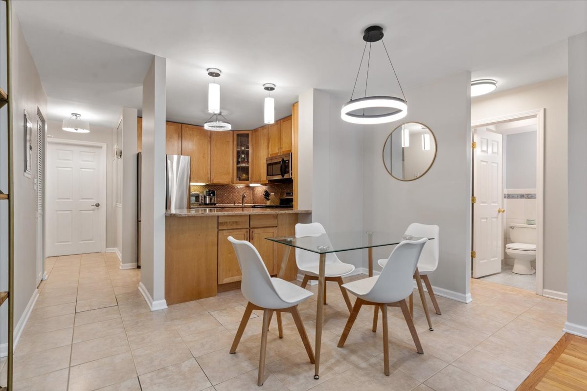 3900 N Pine Grove Avenue Unit: 209