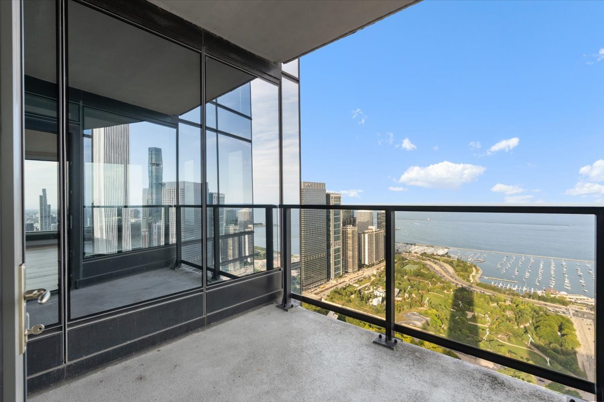 60 E Monroe Street Unit: 6102