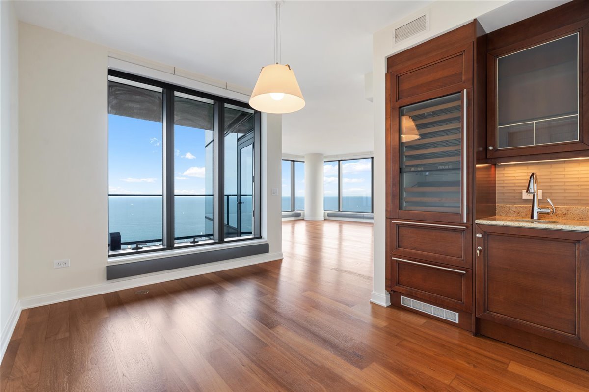 60 E Monroe Street Unit: 6102