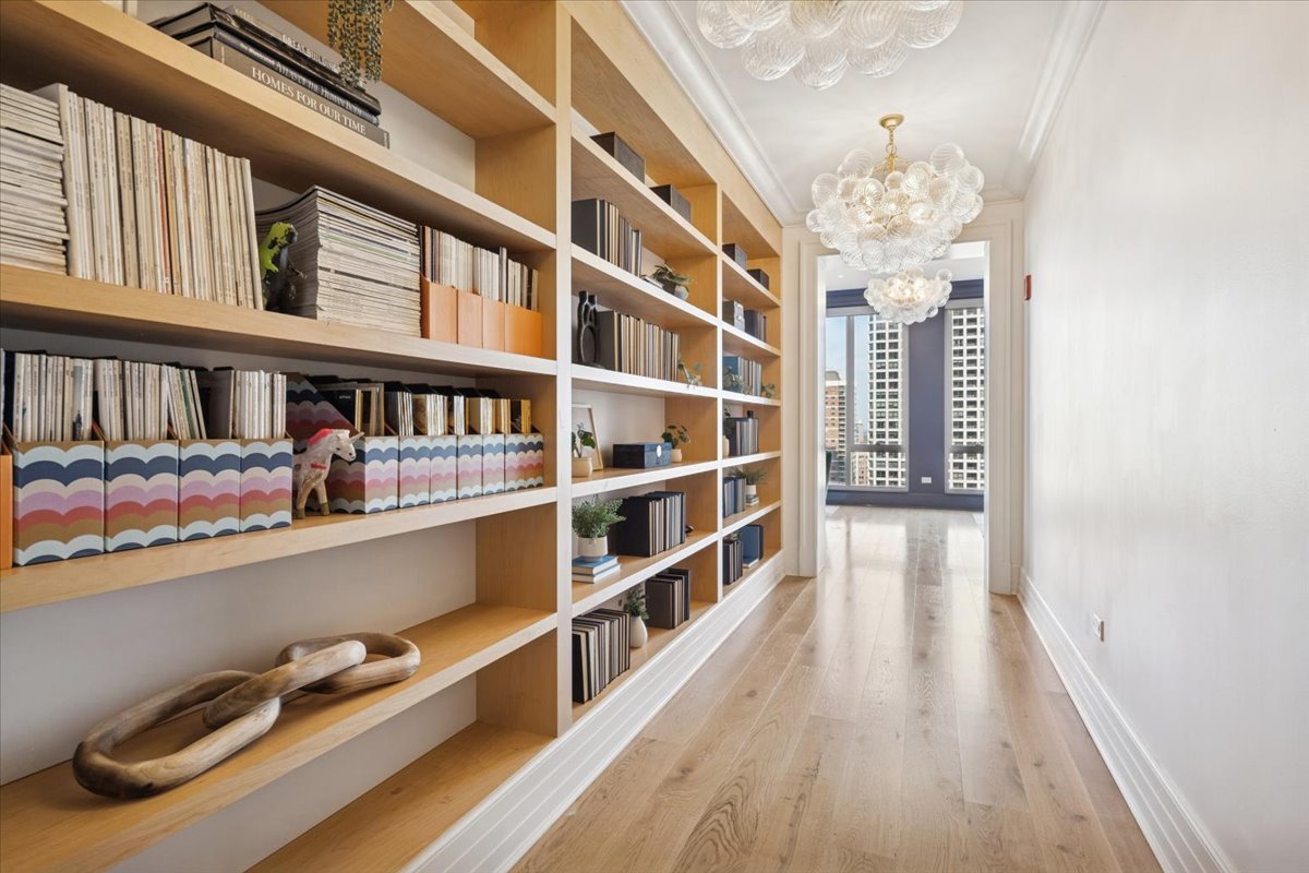 9 W Walton Street Unit: 2202