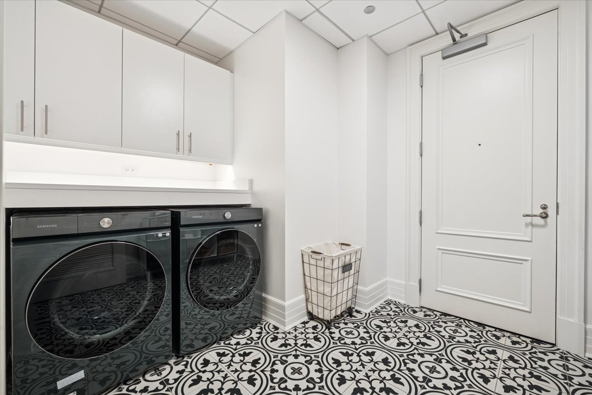 9 W Walton Street Unit: 2202
