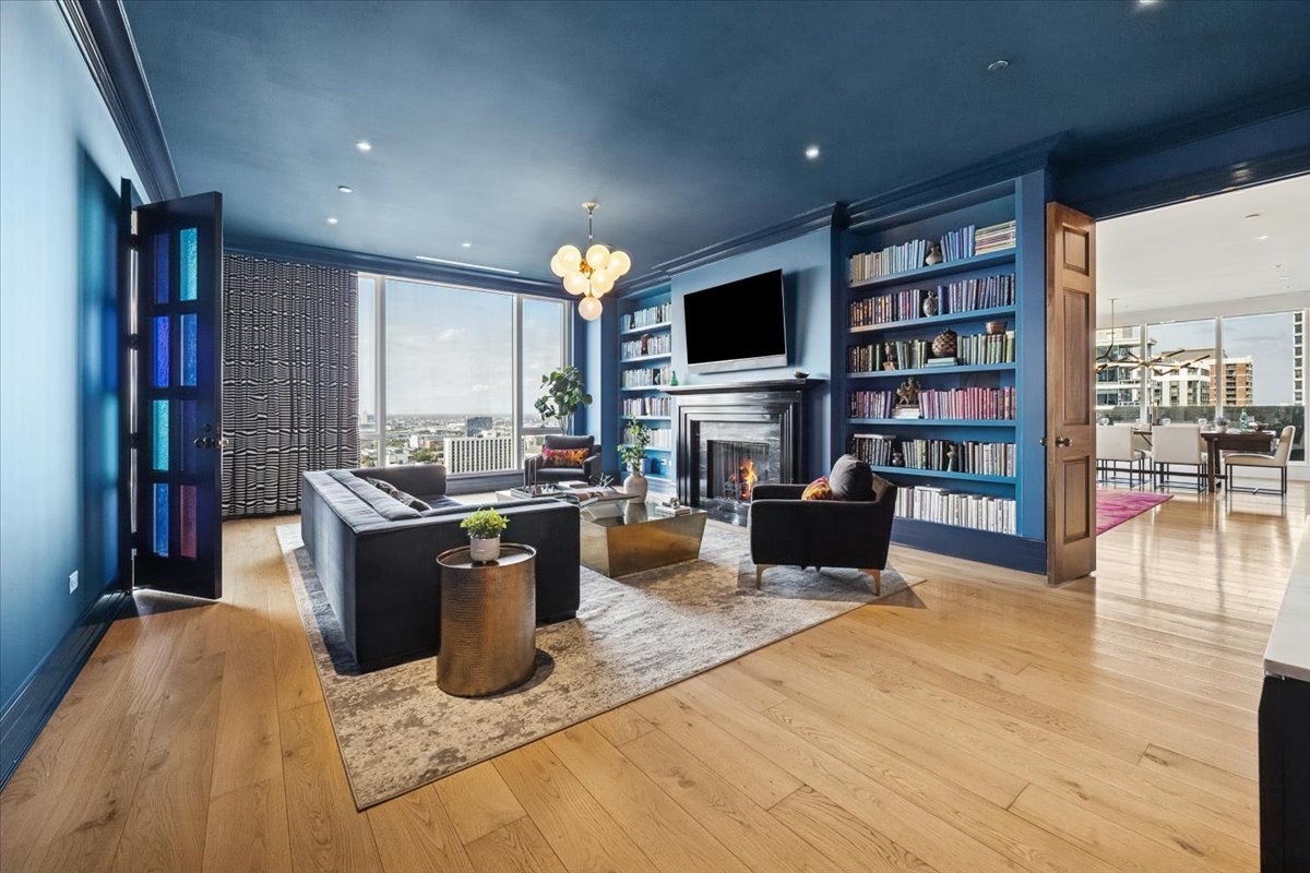 9 W Walton Street Unit: 2202