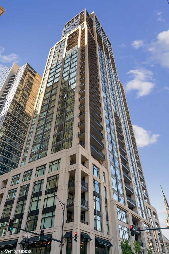 9 W Walton Street Unit: 2202