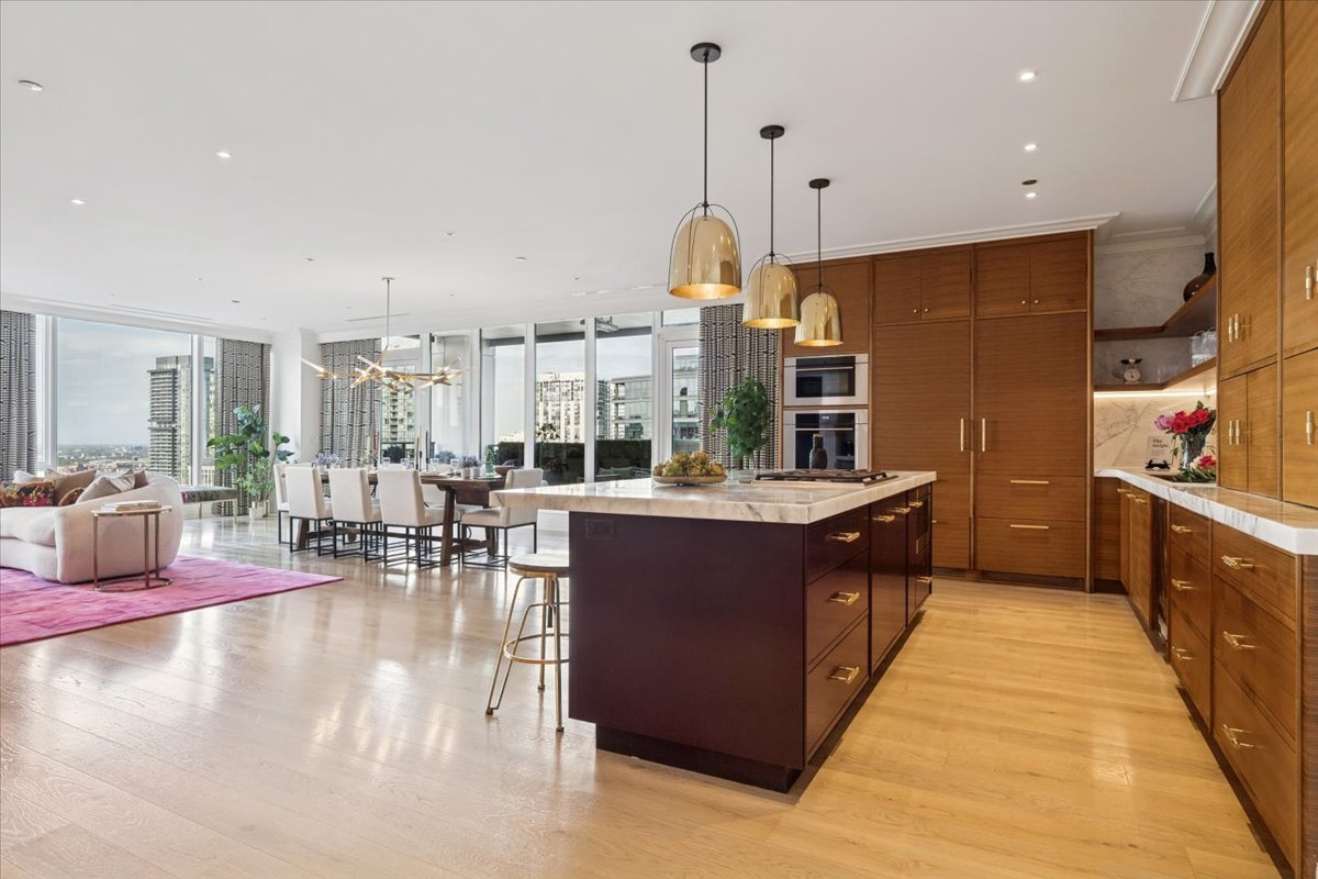 9 W Walton Street Unit: 2202