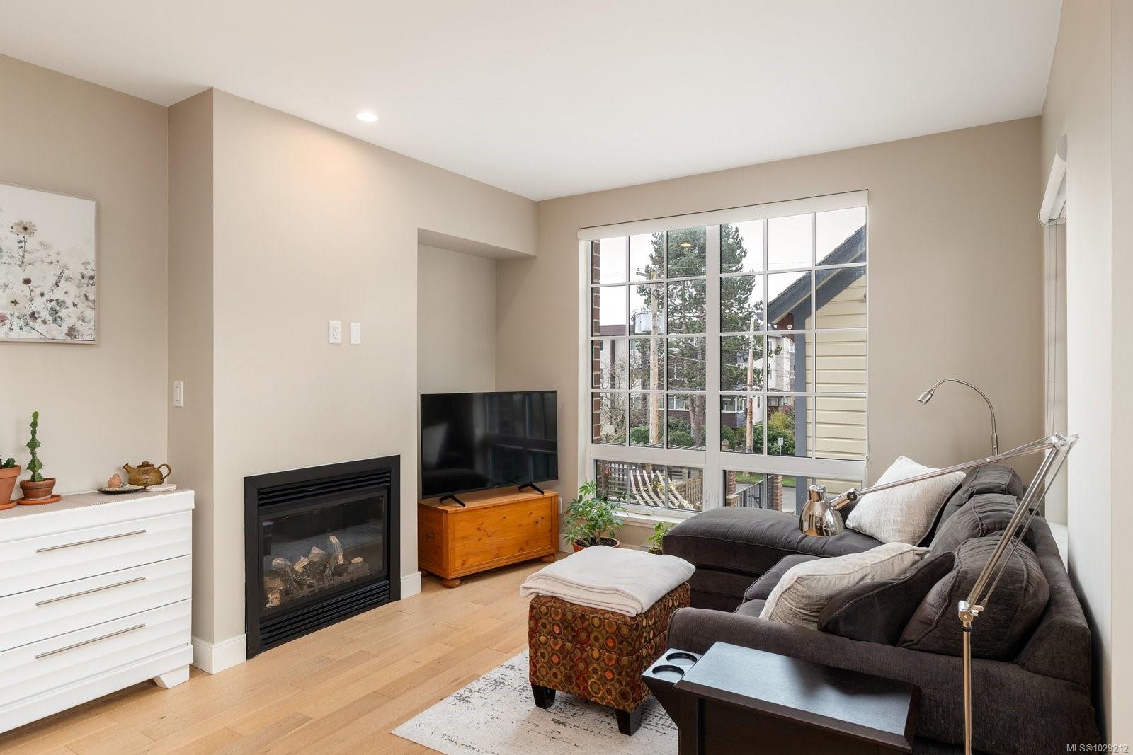 1011 Burdett Ave # 204