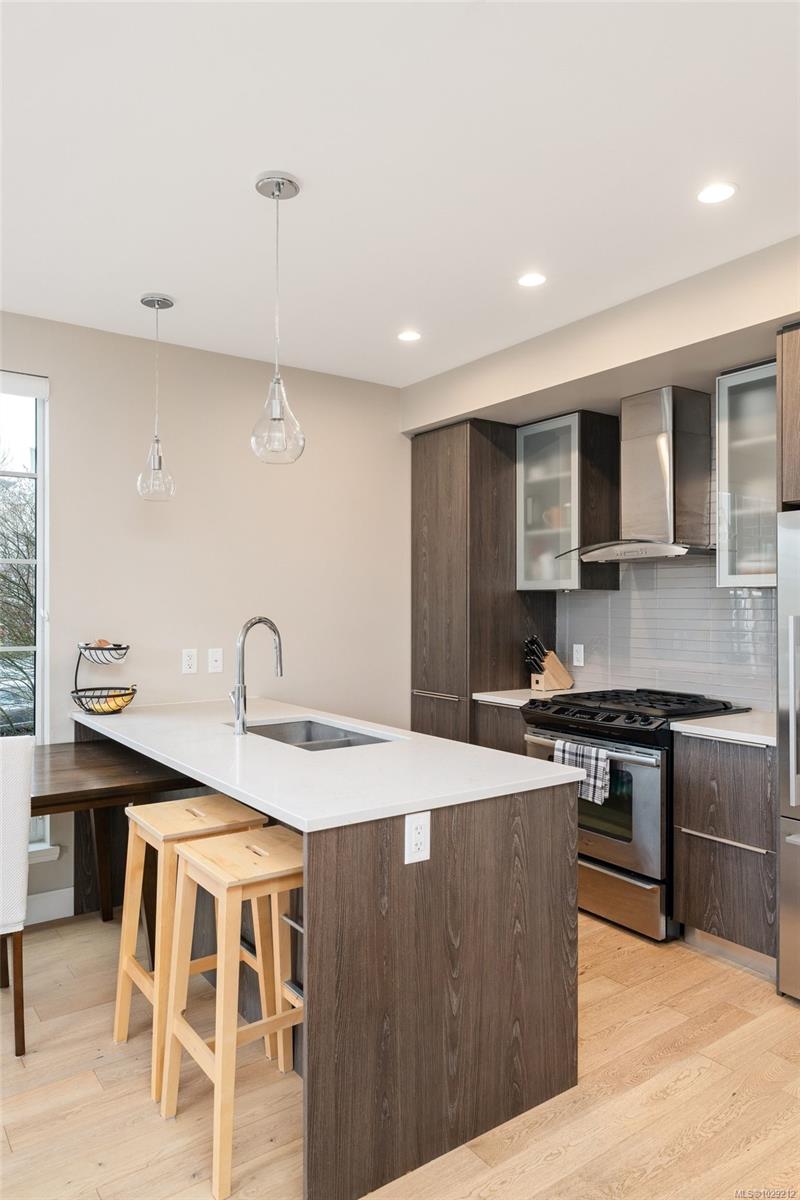 1011 Burdett Ave # 204