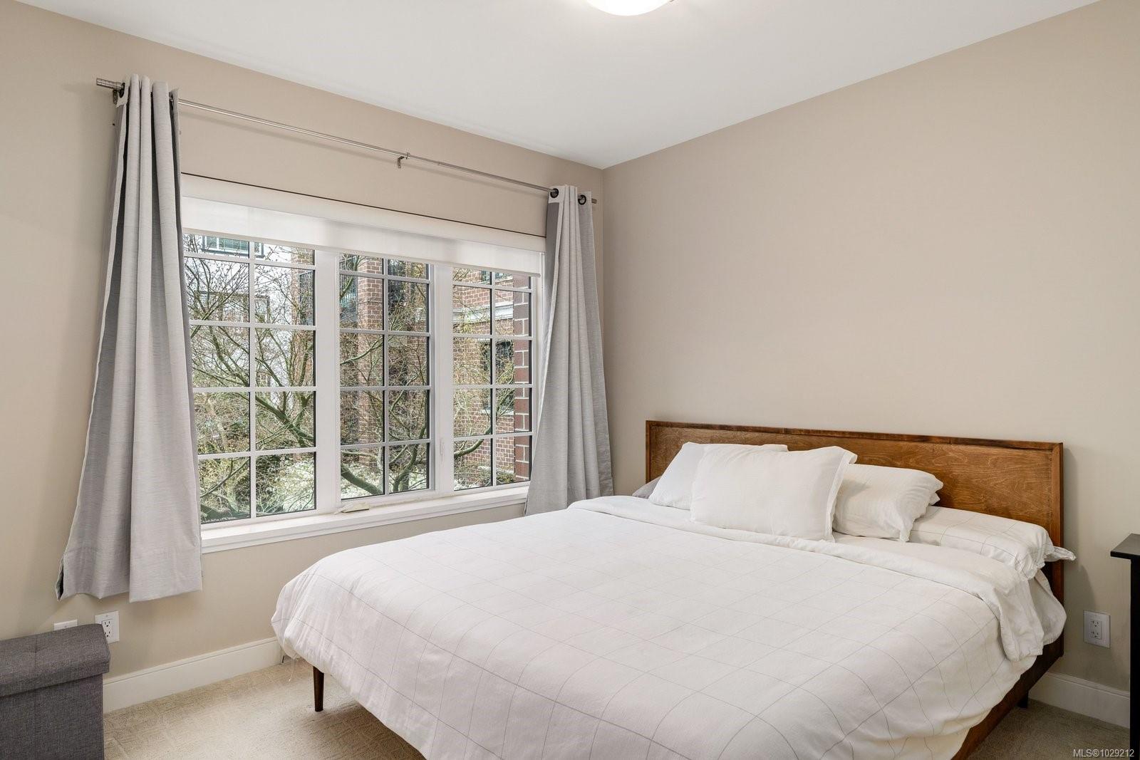 1011 Burdett Ave # 204