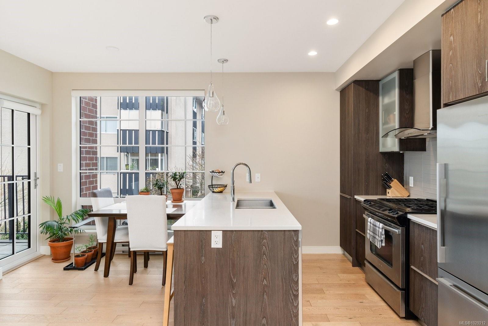 1011 Burdett Ave # 204