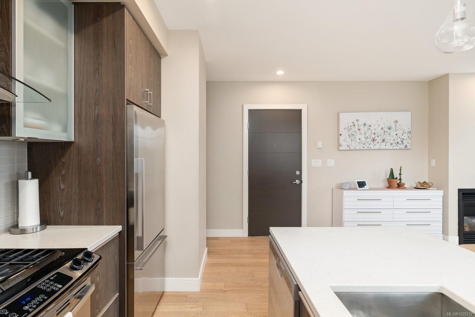 1011 Burdett Ave # 204