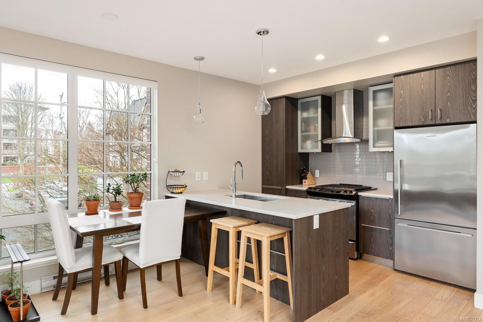 1011 Burdett Ave # 204