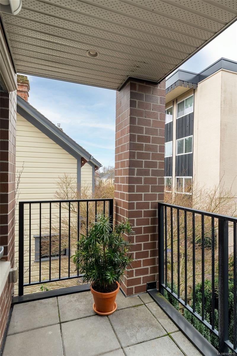 1011 Burdett Ave # 204