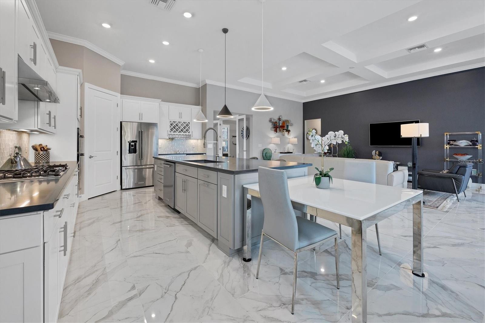 7989 GRANDE SHORES DR