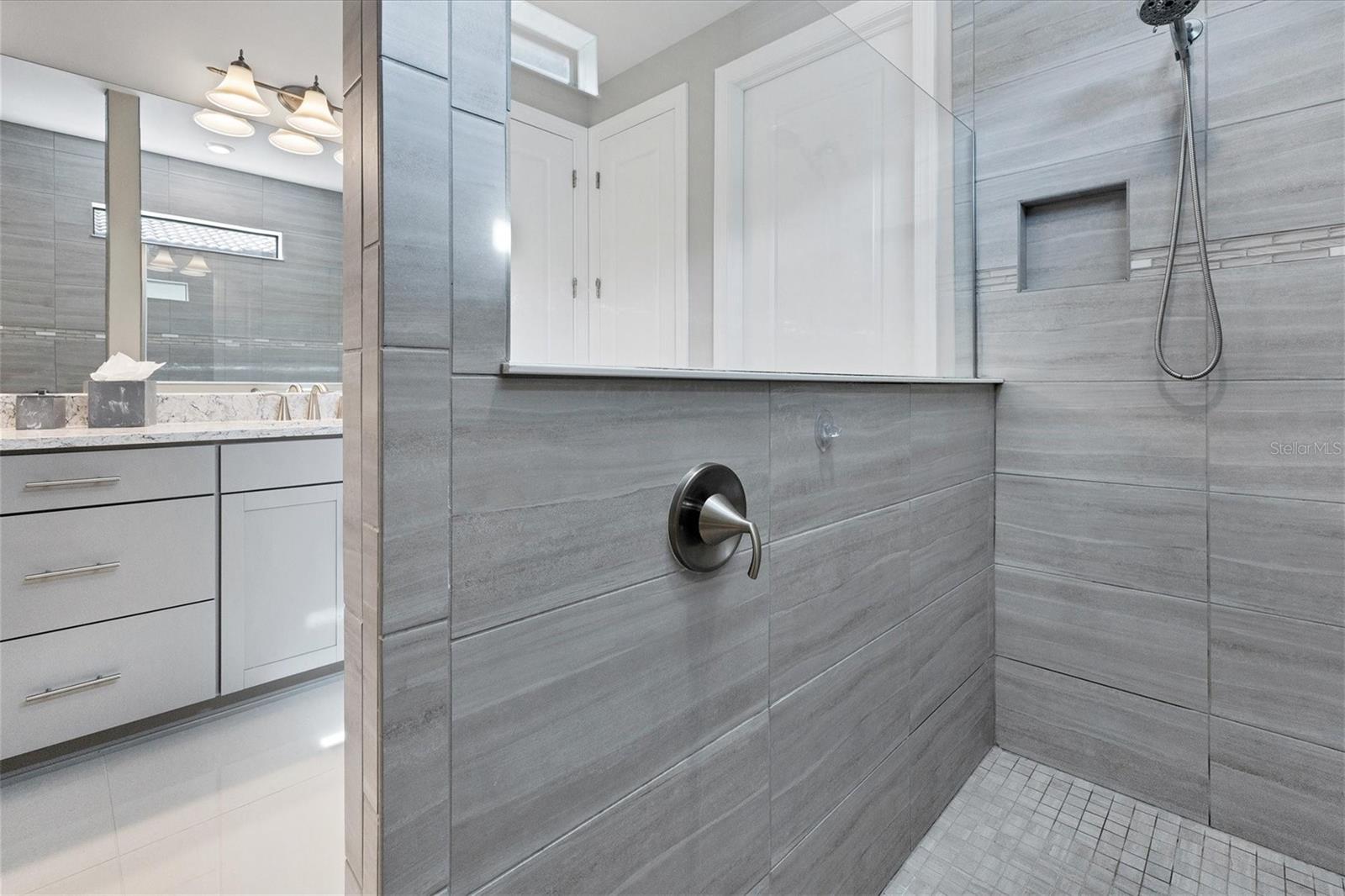 7989 GRANDE SHORES DR