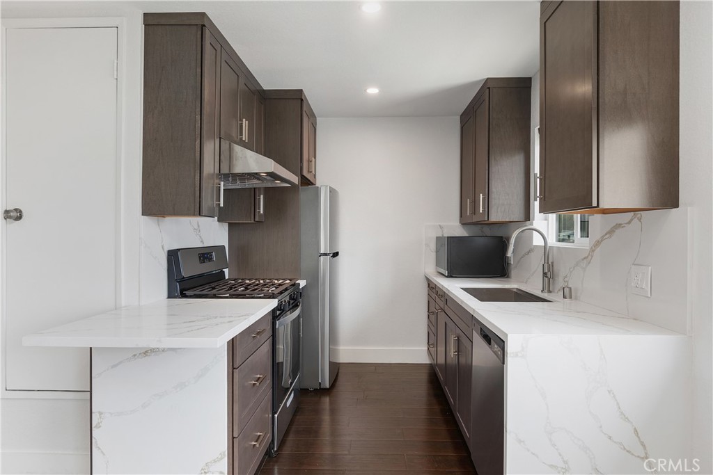 423 1/2 Westminster Avenue B